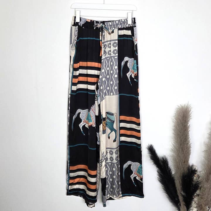 Pantalon droit élégant en mélange de soie et viscose avec imprimé cheval style 'Hermès' de luxe pour la vente par Tempest Designs