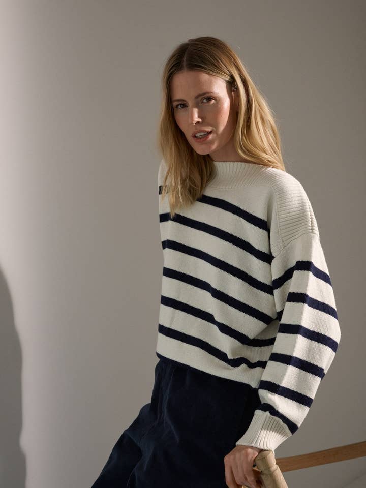 Maglione a righe con scollo a barca alto - ecru / blu navy scuro per la vendita all'ingrosso da parte di moshi moshi mind