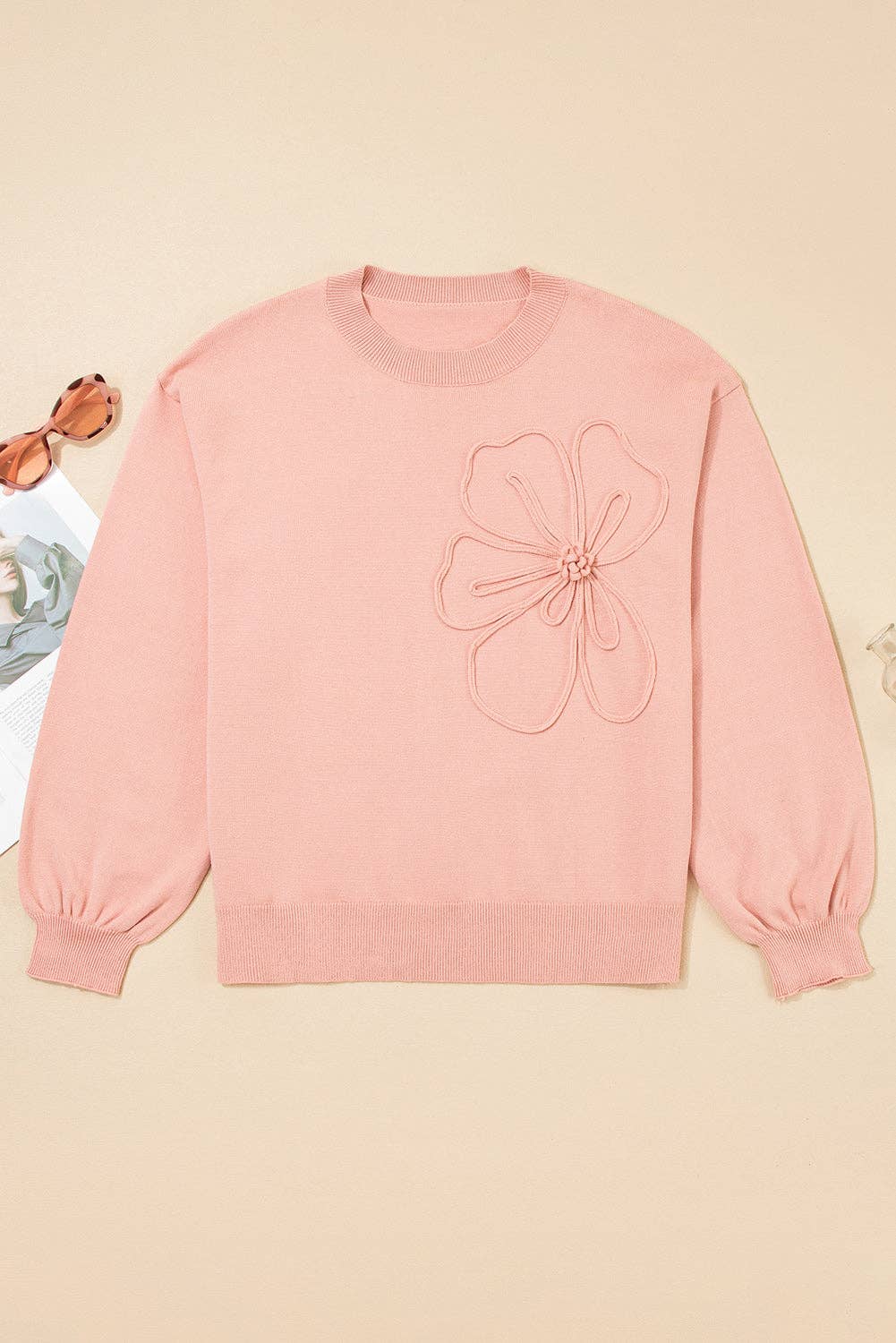 Fiore di Pesco Maglione con maniche a sbuffo e spalle scese con accento floreale grande di fiori di pesco. in vendita all'ingrosso su Faire3