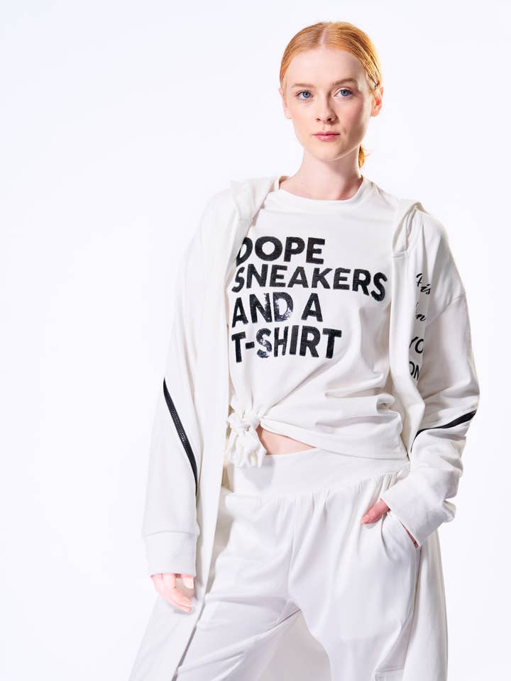 The Fifth Week - Vendita all'ingrosso Maglietta serigrafata - Donna - Maglietta 'Dope Sneakers...' bianca e nera con paillettes1