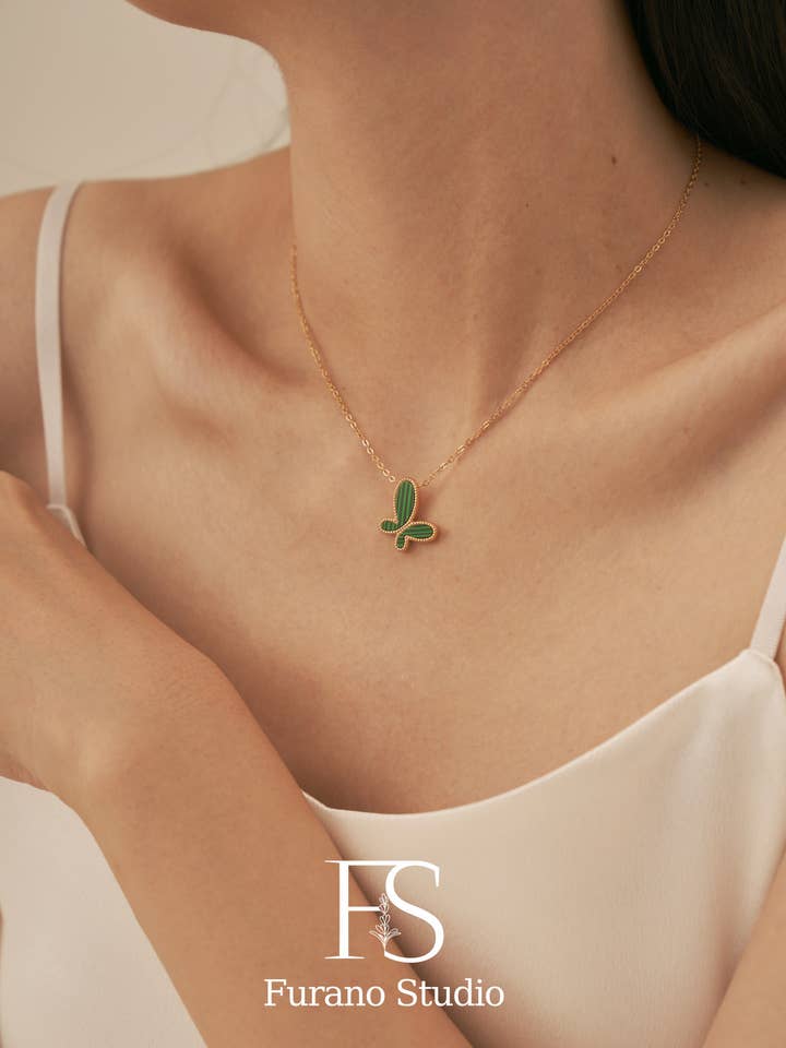 Collier à pendentif en forme de papillon en malachite verte pour la vente par Furano Studio