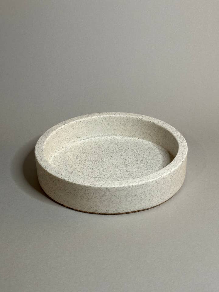 Grand plateau rond unique fabriqué à la main à partir de Jesmonite pour la vente par Studio Octave