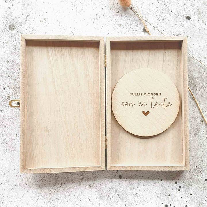 Du Kommer Bli Moster och Morbror - Träask med Träcirkel för wholesale av Fien & Feau