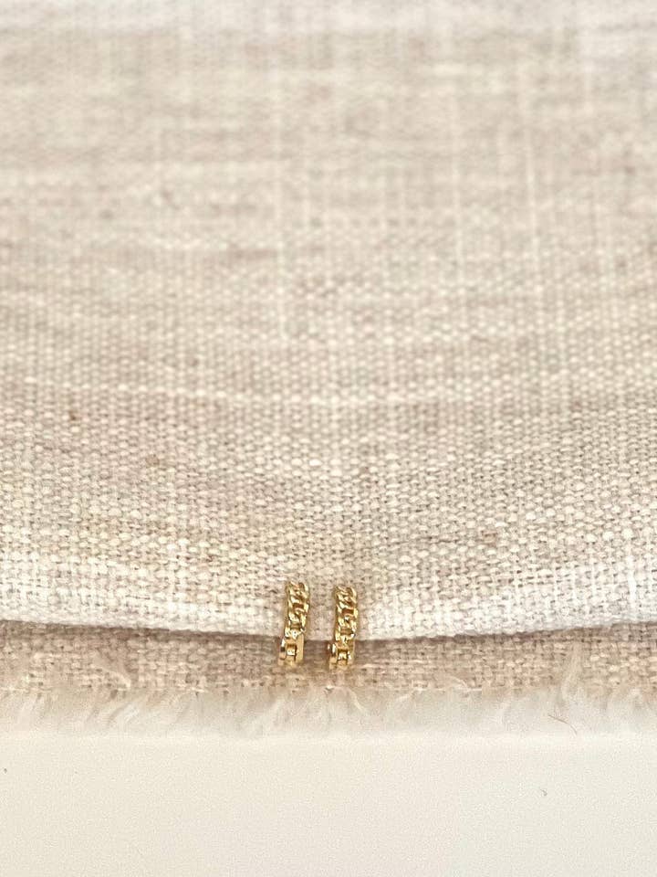 Boucles d'oreilles Huggie en or Linked Together pour la vente par Lift Jewelry Company