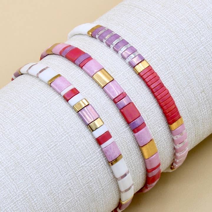 Pila di bracciali con perline Harlowe Tila per la vendita all'ingrosso da parte di Myliu New York