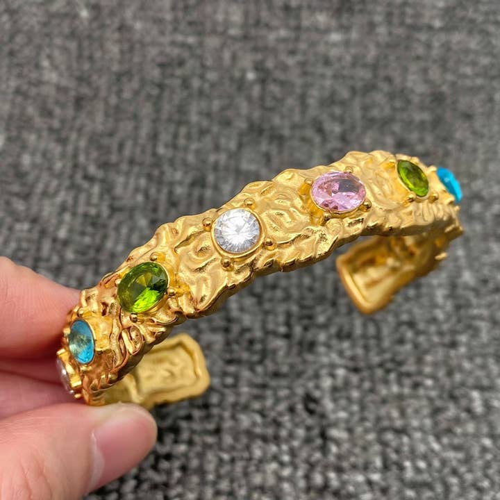 Manchette à texture de marteau en acier inoxydable doré 18 carats incrusté de zircone coloré -FGS pour la vente par Mio Queena