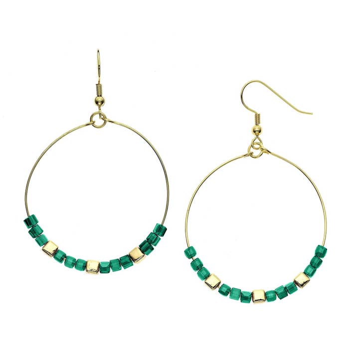 14-karaats vergulde en groenblauwe glazen kubuskralen bengelen oorbellen voor wholesale door Luxe on Main LLC