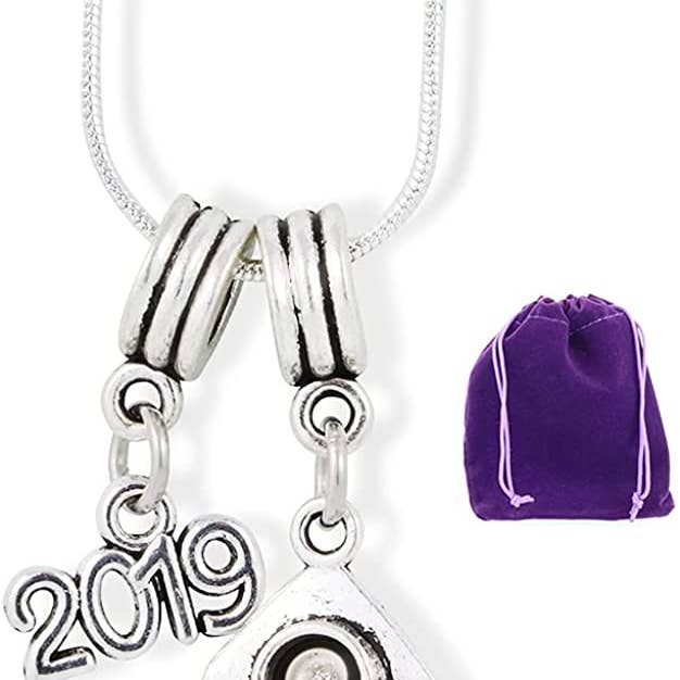 Dave The Bunny – wholesale Hänge-/berlockhalsband – 2019 Graduation Halsband Hänge Klass 2019 Smycken Diploma Cap Silver pläterad orm kedja medföljer 2019 Grad Graduation Charm Nyckelring