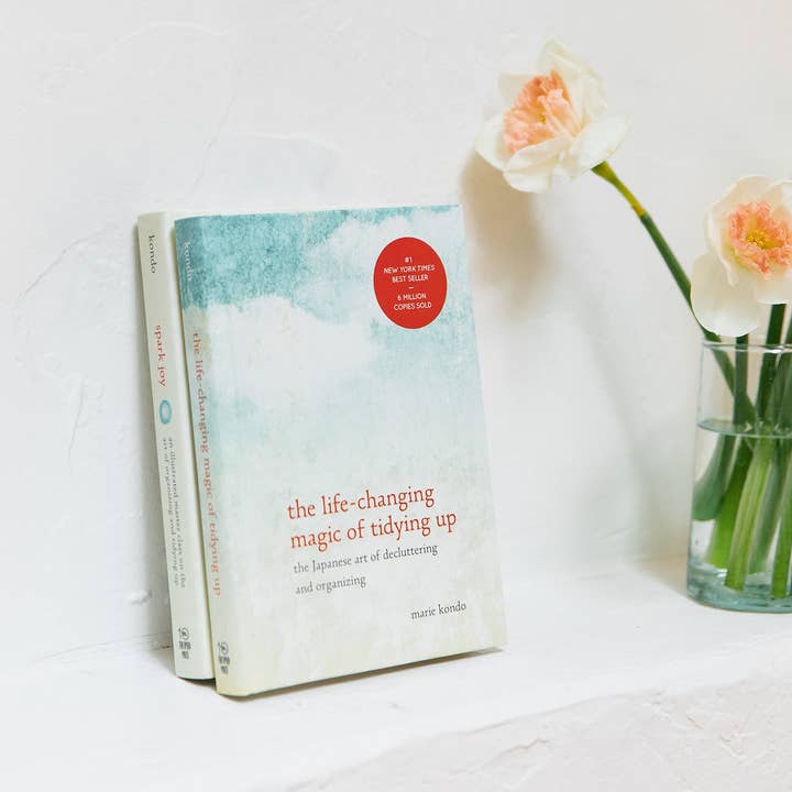 KonMari - Vente Livre – adulte - Coffret de livres « La magie du rangement qui change la vie » et « Spark Joy » de Marie Kondo
