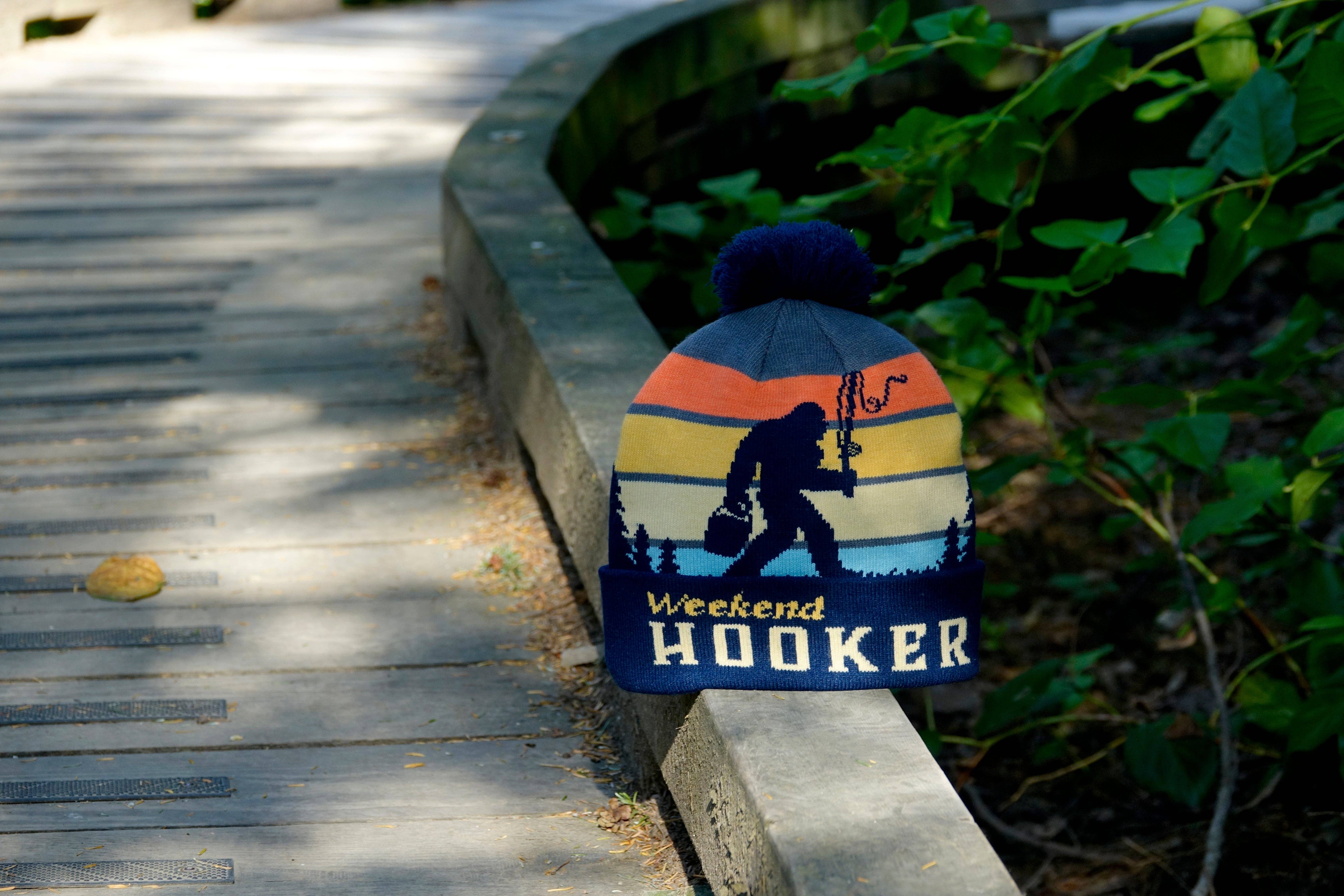 Northern Icons Creations INC - Vendita all'ingrosso Campione per rivenditori - Abbigliamento Unisex - Berretto lavorato a maglia Weekend Hooker con pompon, divertente cappello invernale da pesca per amanti dell'outdoor.5