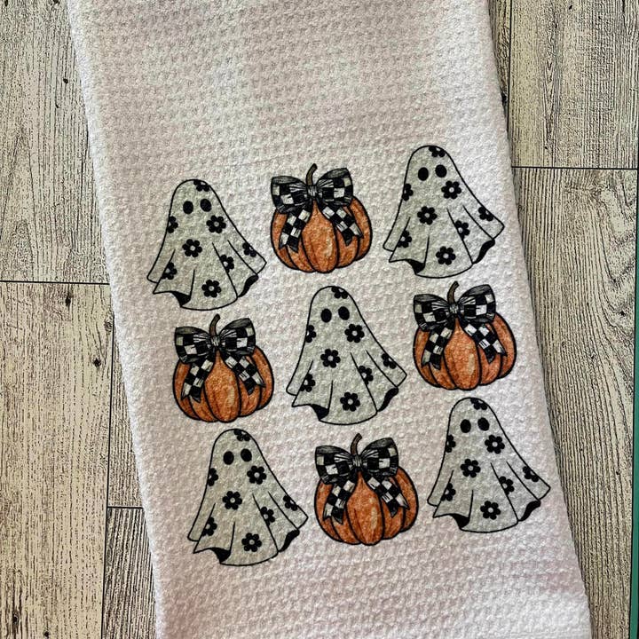 Torchon à vaisselle en tissu gaufré Ghost & Pumpkins pour la vente par Prairie Chicken Sticker Shop & Gifts