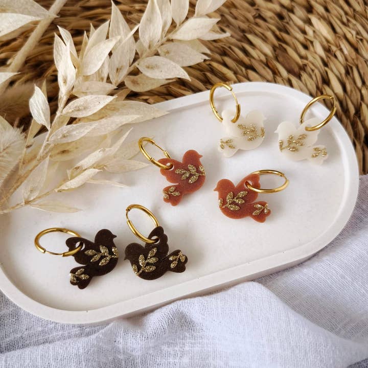 Créoles petite colombe (couleur au choix) pour la vente par Les Noeuds de Maman