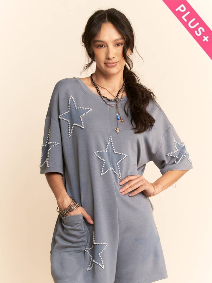 MACACÃO PLUS SIZE EM MALHA SUAVE COM DETALHE DE PÉROLAS E ESTRELAS LAVADAS por atacado de Davi & Dani