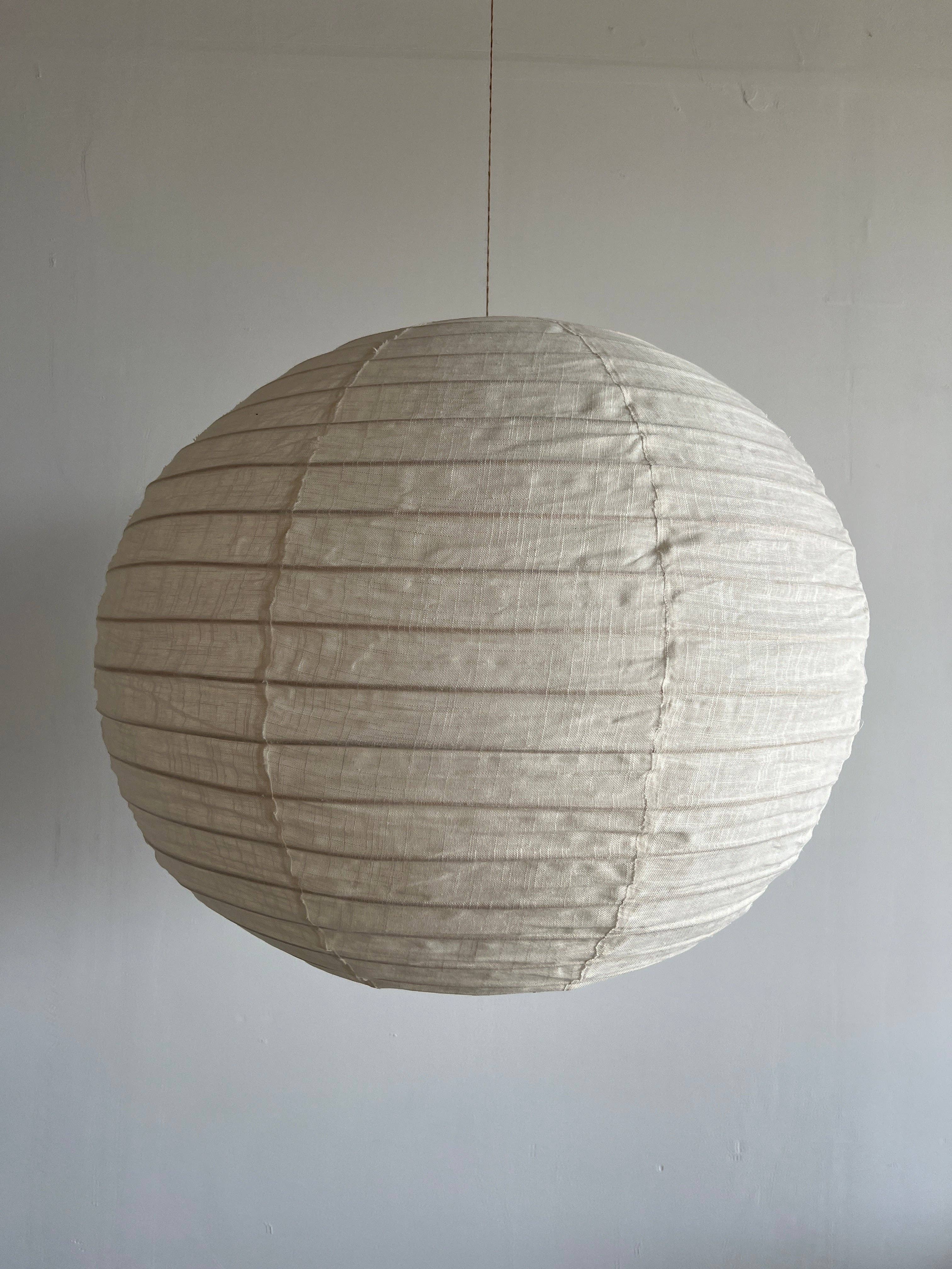 Office Objets - Wholesale Chandelier/Hanging Light - Medium round Japanese-style pendant light in rattan and natural linen D:4046