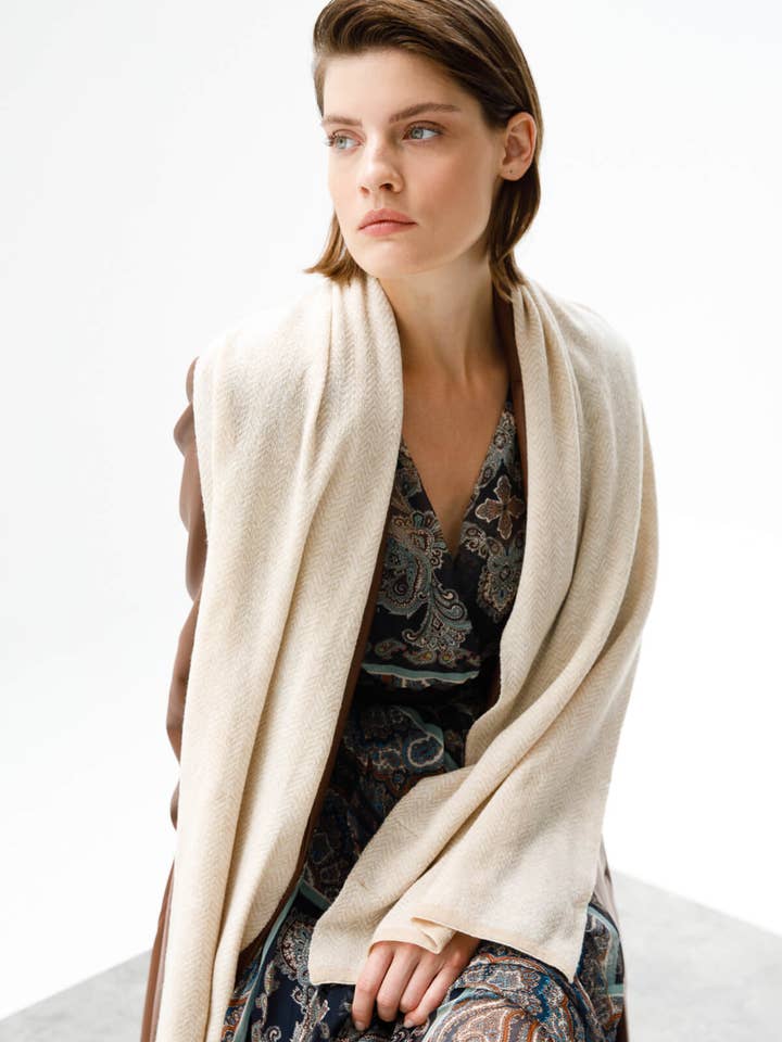 Châle Lydia en mohair écru beige pour la vente par Mohair&Angora