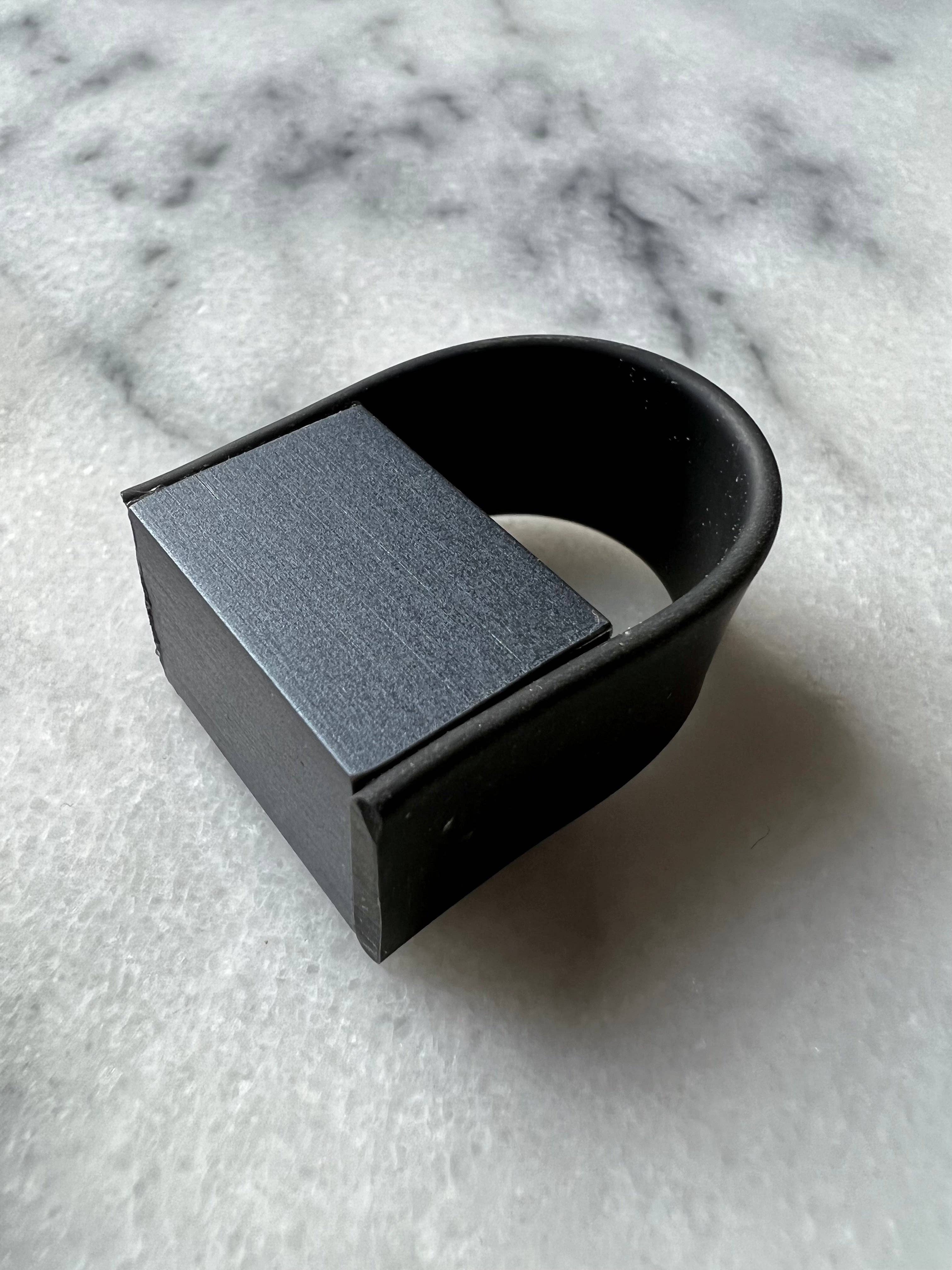 Maison Numero 12 – Großhandel Cocktail-/Statement-Ring – RASA Ring aus Aluminium und Gummi10