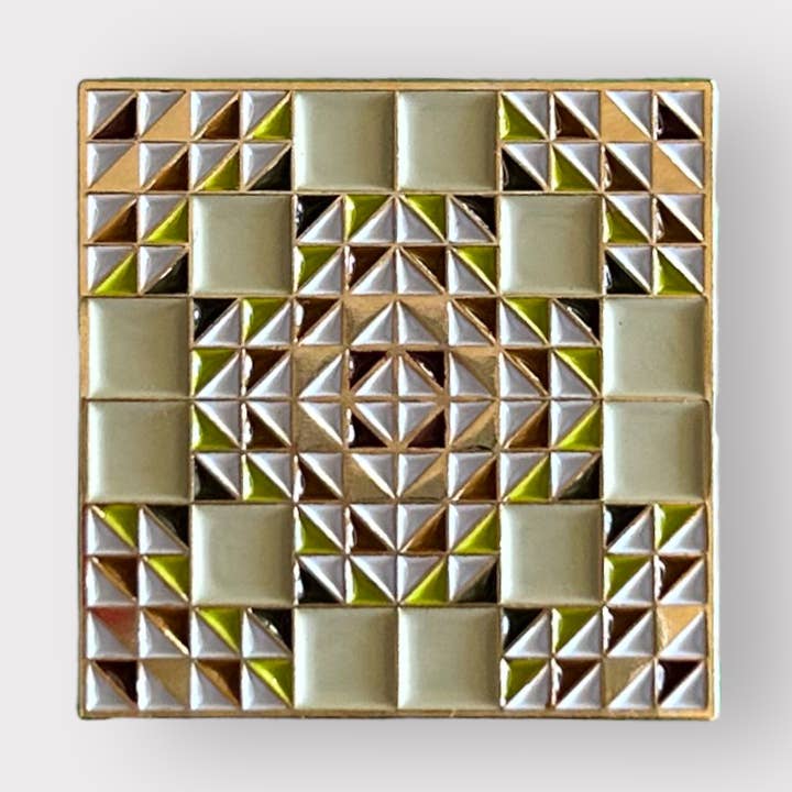 Épingle émaillée en verre découpé pour la vente par Built Quilt