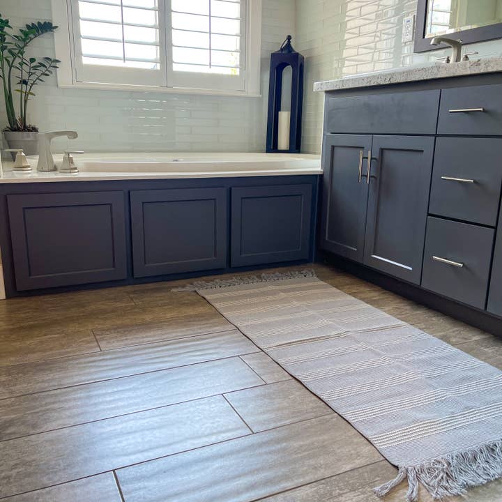 Vine & Nest - Wholesale Area Rug - Gray and White Striped Rug2