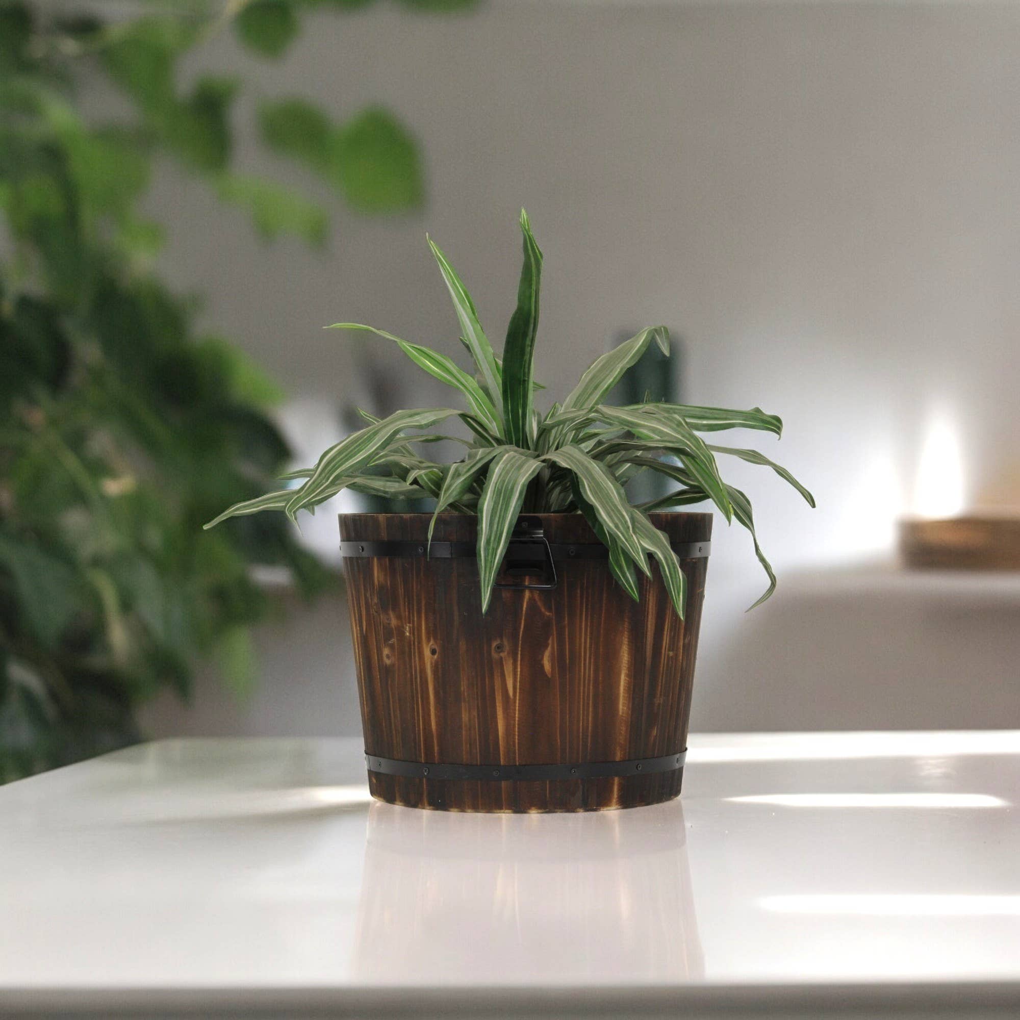 Cheungs Home Decor - Vente Pot - Seau décoratif en bois marron foncé Mariva avec accents et poignées en métal2