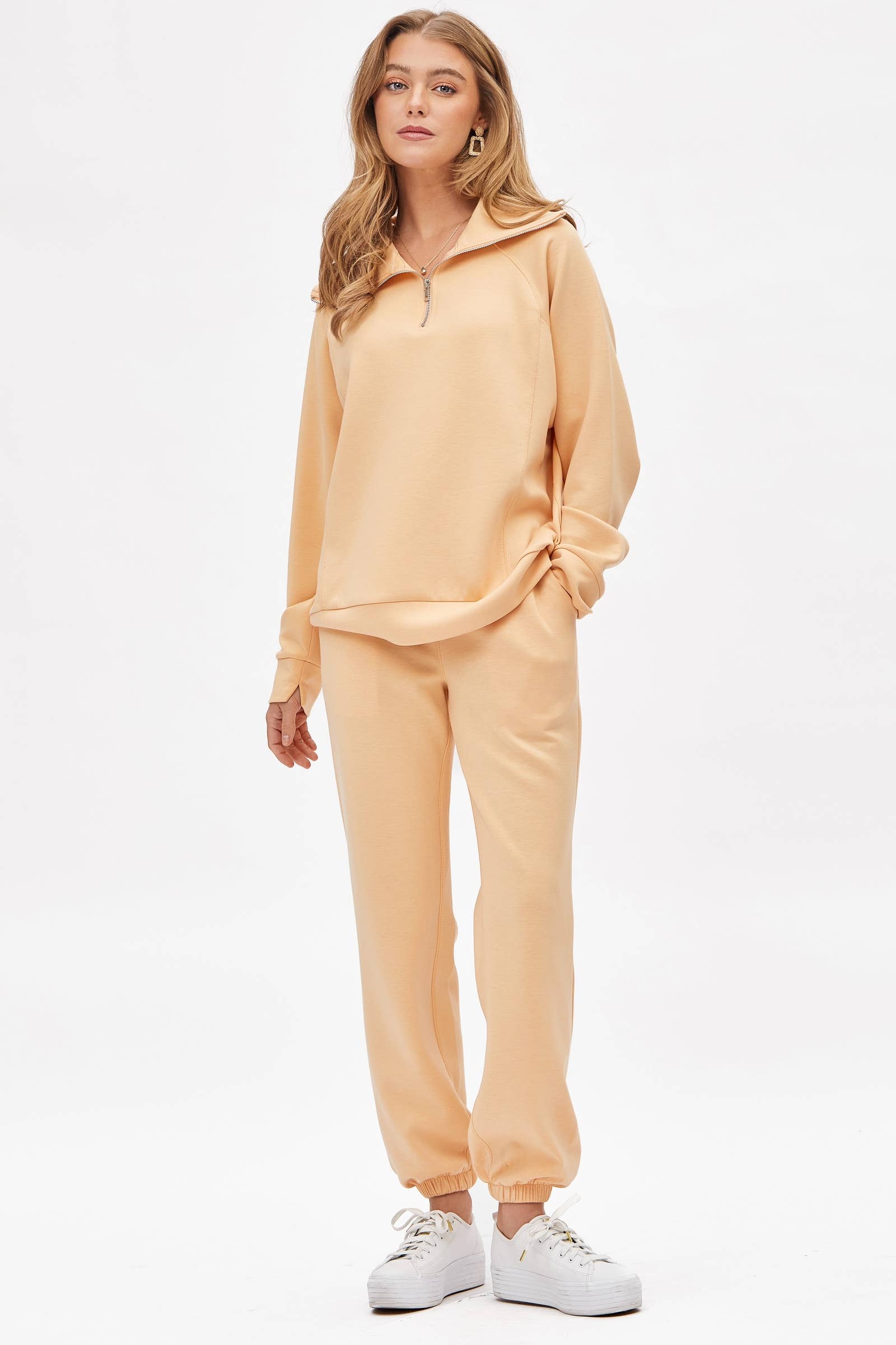 Dear Scarlett – Großhandel Loungewear-Set – Damen – Reiseset aus Modal-Pullover mit viertelförmigem Reißverschluss und Jogginghose1