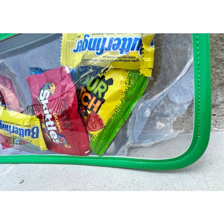 Dilworth Road – Großhandel Beutel – Damen – SNACKS Kunstledertasche mit Reißverschluss und Chenille-Buchstaben-Patch2