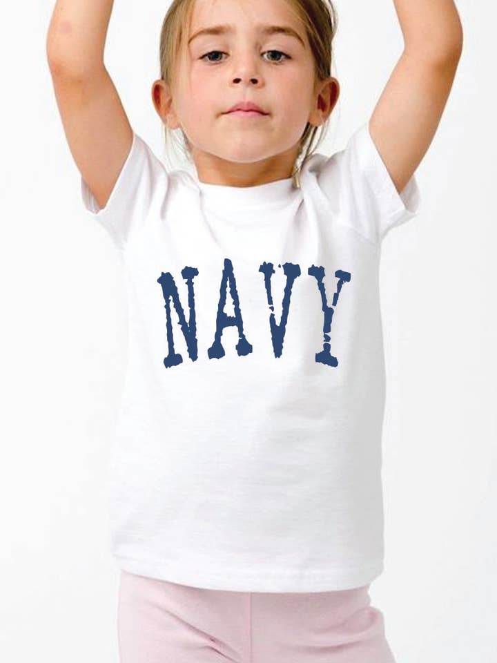L1128 - T-shirt gráfica NAVY por atacado de KNOCK ON THE STYLE