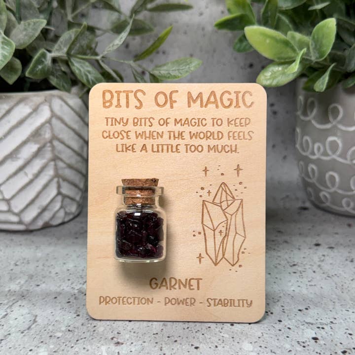 Bocal à puces en cristal de grenat avec carte pour la vente par Blaze Design Co.