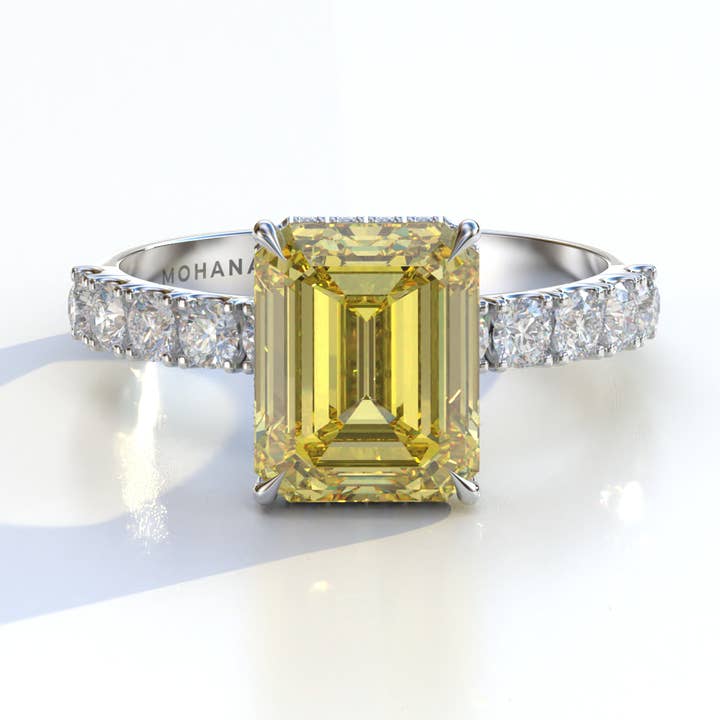 Anillo de compromiso de diamante de laboratorio de tres piedras con corte esmeralda amarillo de 3 quilates - Gatsby para venta al por mayor de Mohana Jewels - Luxury