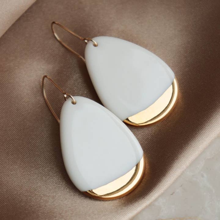 Orecchini in porcellana a forma di goccia per la vendita all'ingrosso da parte di Rozenthal Ceramics SIA