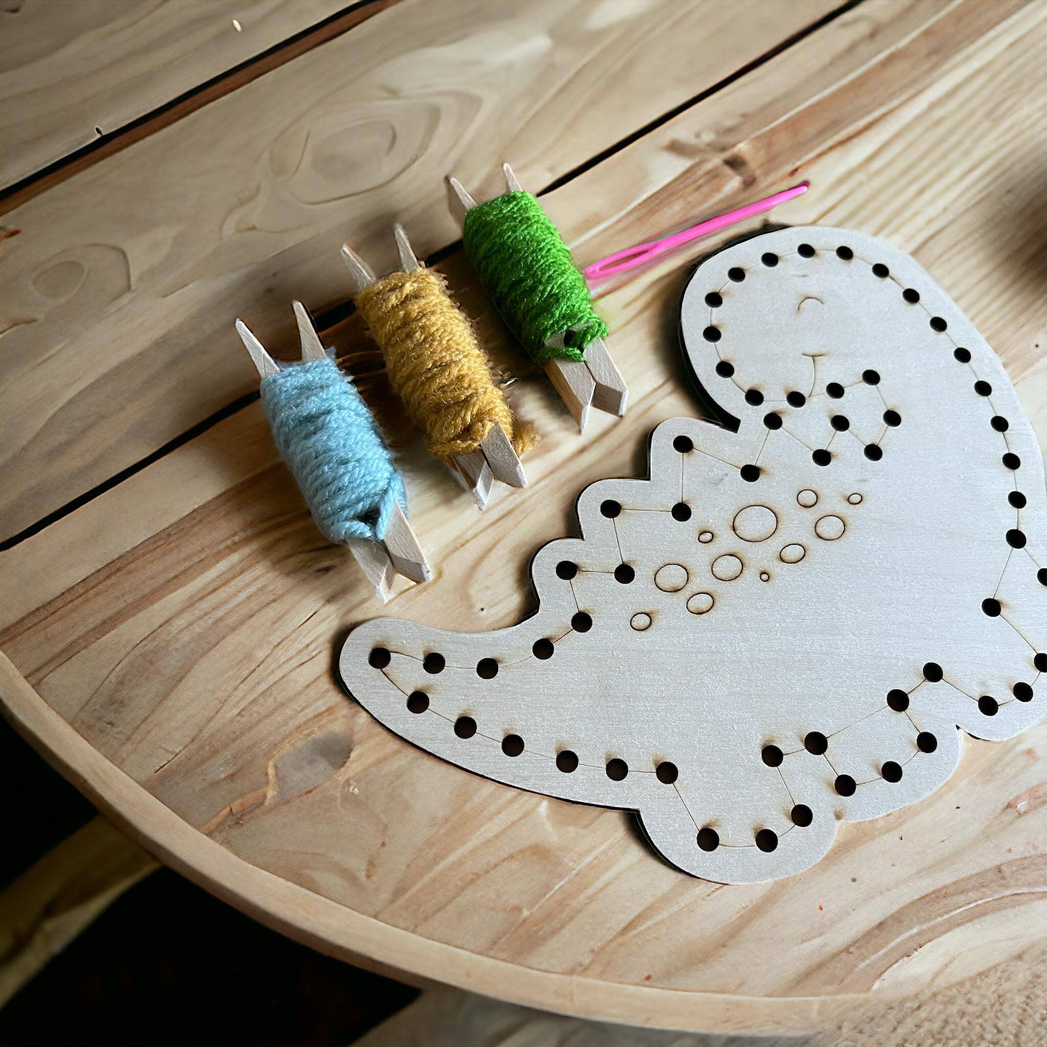 Montgomery and Claire - Vente Kit de bricolage - Planche à coudre en bois - Design dinosaure | Kit de bricolage pour enfants et adultes0