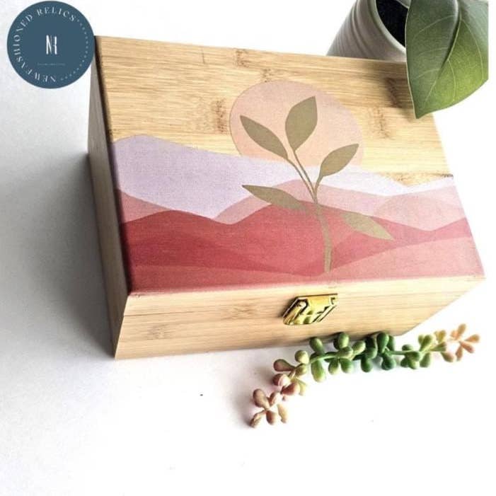 Relique Nouvelle Vague™ Boîte à Souvenirs Coucher de Soleil du Désert : Boîte à Souvenirs en Bois Gravée personnalisation optionnelle pour la vente par Newfashioned Relics