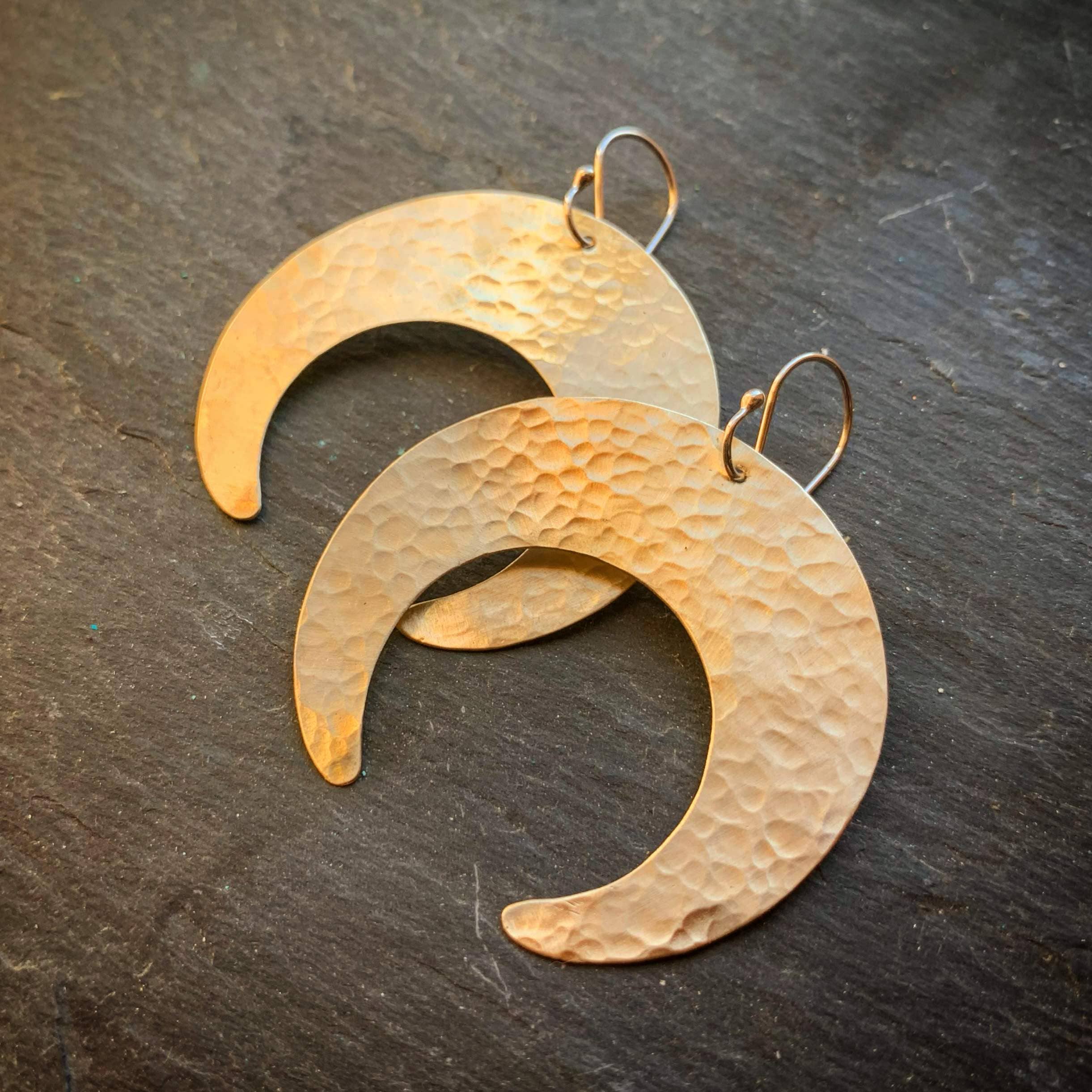 Raegan Hough Metalsmith – Großhandel Ohrhänger – Kürbisblüten aus gehämmertem Messing