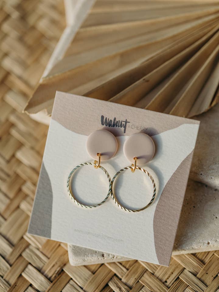 JUNE - rosa Ohrringe aus Polymer Ton mit kreisförmigem Messinganhänger für den Großhandel von walnutandcherry