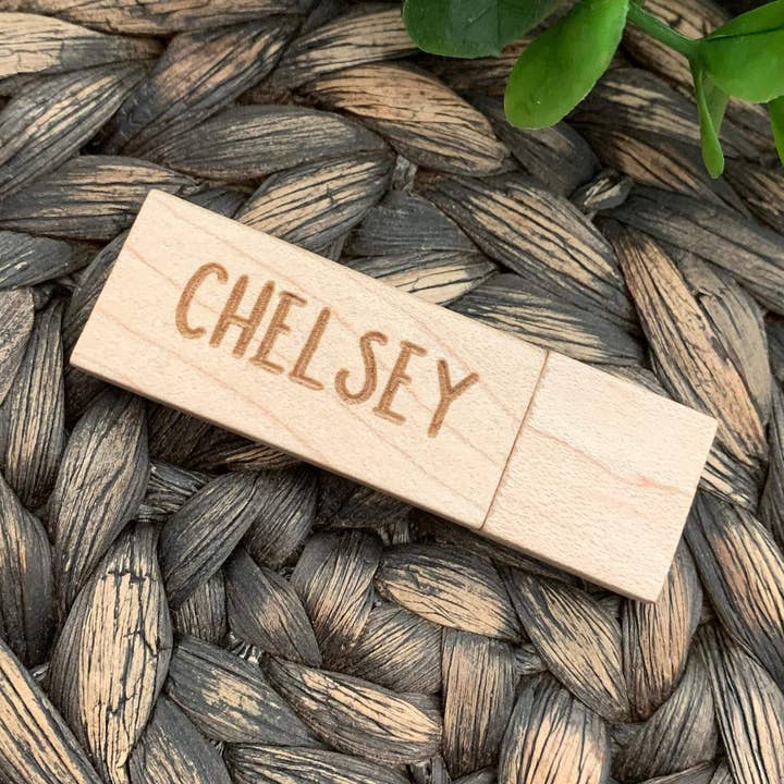 Lecteur USB personnalisé, Usb gravé, Usb gravé en bois, n'importe quel nom Usb Drive pour la vente par Hazel Grove Customs