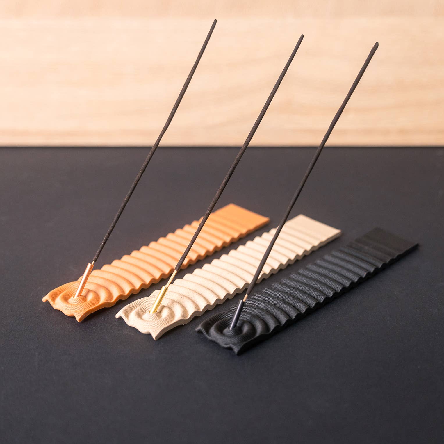 Copo Design – Großhandel Räucherstäbchenhalter – Räucherstäbchenhalter aus Holz mit Metalleinsatz – gewellt6