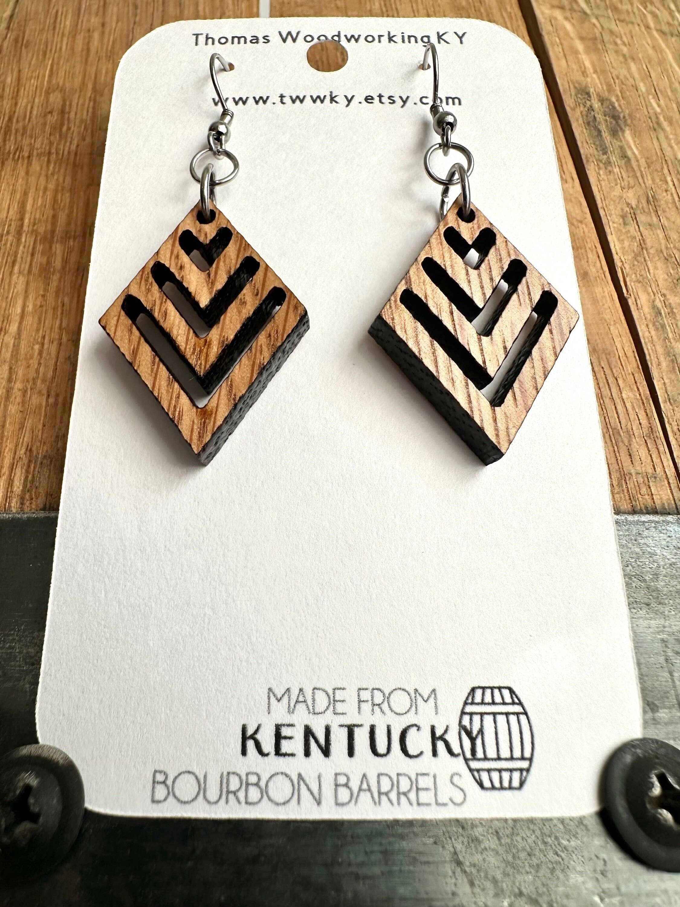 TWWKY – wholesale Hängande örhängen – Återvunna Kentucky Bourbon Barrel Wood Dingle Örhängen7