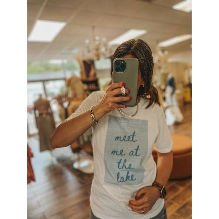 T-shirt graphique invité "Meet Me at the Lake" | T-shirt d'été pour la vente par Amy Anne Apparel Inc
