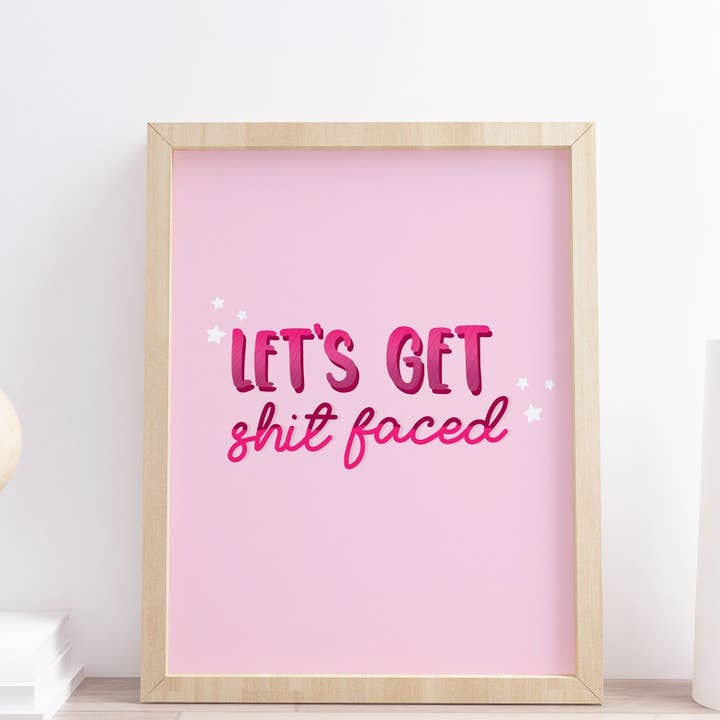 Let's Get Shitfaced Stampa con citazione divertente | rosa | regalo alcolico | decorazione da parete divertente | stampa colorata | cartolina per la vendita all'ingrosso da parte di Design By Emma