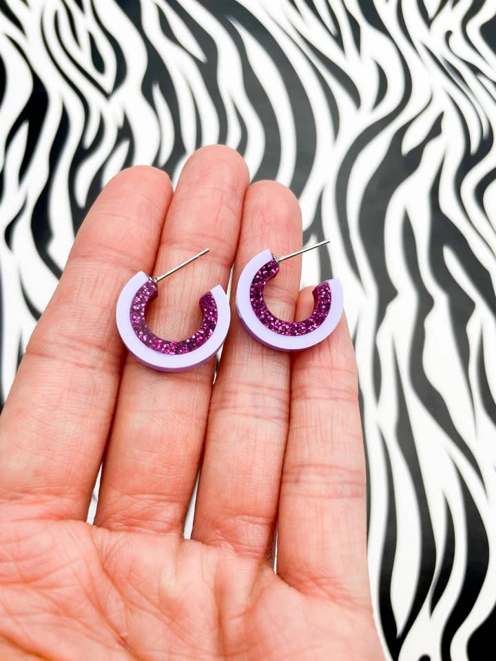 Boucles d'oreilles en acrylique à rayures pailletées lilas et violettes pour la vente par Sapphire Frills Ltd