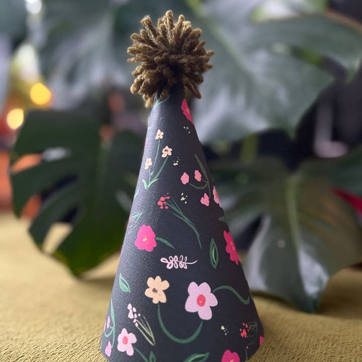 Chapéus de Festa de Aniversário: Flores em Fundo Preto por atacado de Hudson Illustration Co - About Town Co
