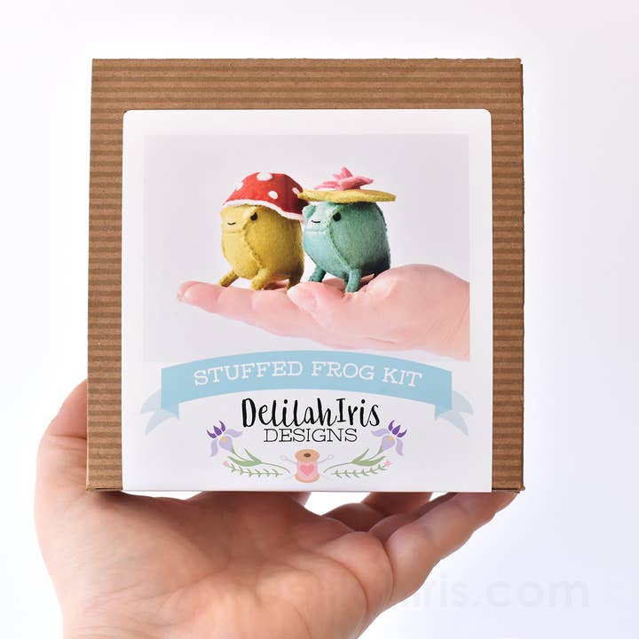 DelilahIris Designs – Großhandel Bastel-Nähset – Bastelset Frosch aus Filz zum Nähen, Bastelset, als Geschenk mit Pilzen