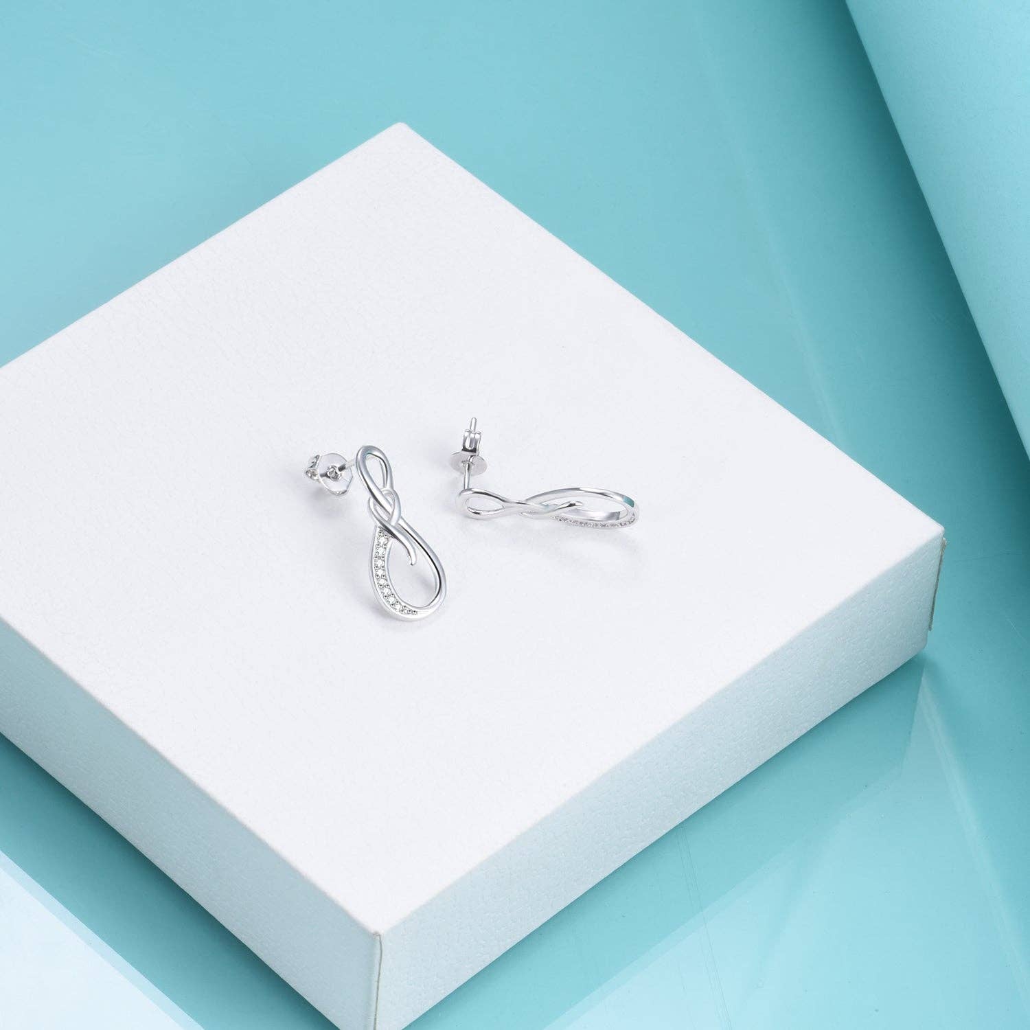 Amy and Annette - Vente Boucles d'oreilles pendantes - Boucles d'oreilles Infinity en or blanc 14 carats avec cristal1