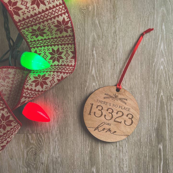 Ornement en bois personnalisé avec code postal pour la vente par Almost Local