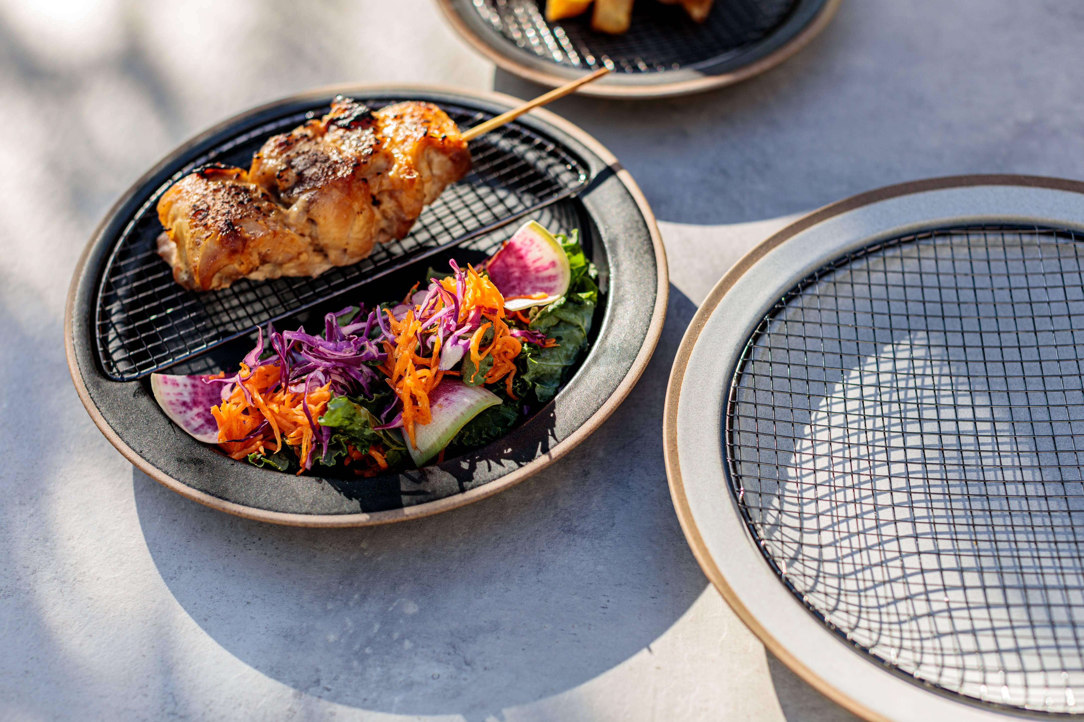 KIKIME – wholesale Dinner plate – amime Plate Half 9" | Plate w/ Half-moon shaped metal net 14