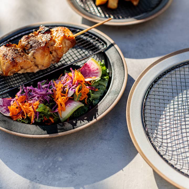 KIKIME – wholesale Dinner plate – amime Plate Half 9" | Plate w/ Half-moon shaped metal net 14