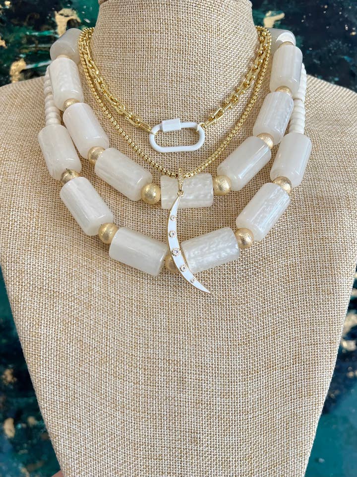 Collier White Statement pour la vente par Grace Designs