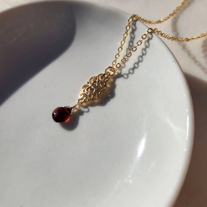 Garnet Guld Filigran Vedhæng Halskæde for engroshandel hos Edgy Petal Jewelry