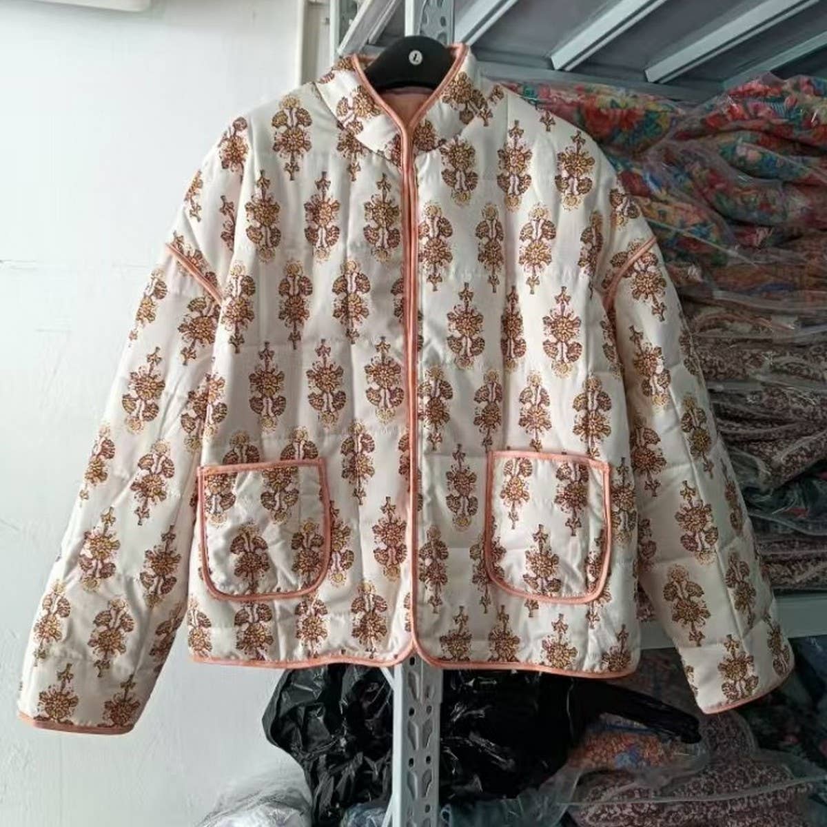 ACCITY - Wholesale Puffer Jacket - Women's - COLOUR-BLOCK FLORAL PRINT QUILTED JACKETS_CWOJA15502