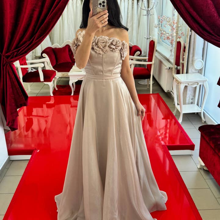 Elegant aftonklänning med blommiga applikationer / C4964 för wholesale av Lamia Braut- und Abendmode bu Aynur