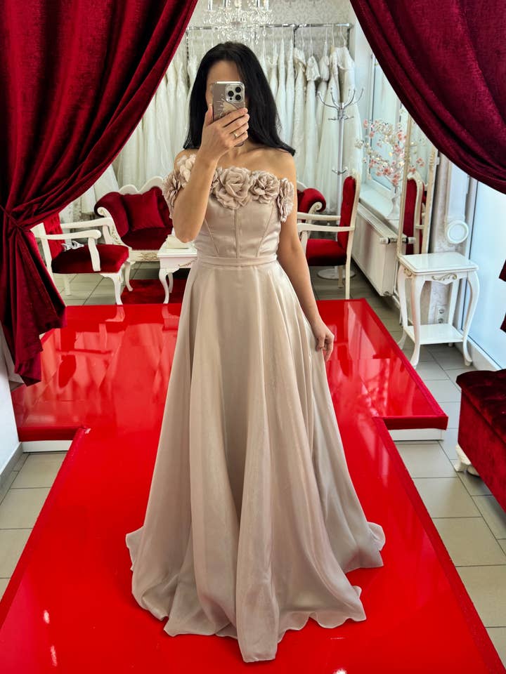 Elegant avondjurk met bloemenapplicaties / C4964 voor wholesale door Lamia Braut- und Abendmode bu Aynur